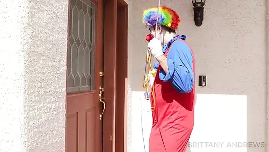 Sarışın Brittany Andrews palyaço Marcus London'ın yarağını emiyor ve üstüne çıkıyor!