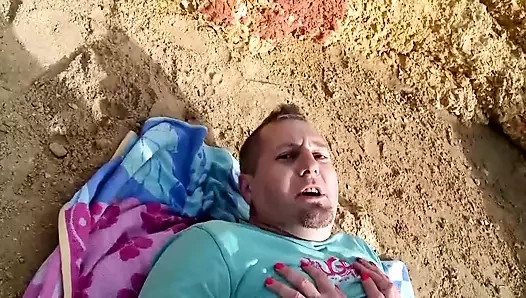 İyi görünümlü Alman sarışın açık havada dolu bir yarağı memnun ediyor