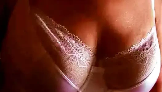 Her zaman azgın olgun ev kadını tatmin edici bir sikme oturumu alır