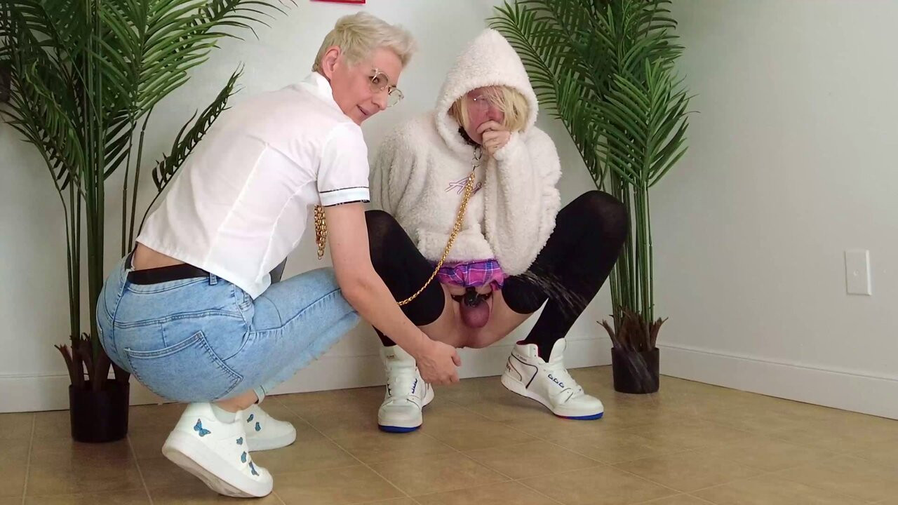 bekaret kemerinde femboy köle çiş kontrolü