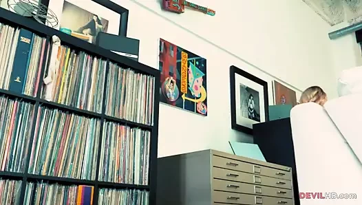 O her zaman geç kalır, ama en azından iyi bir sikiş