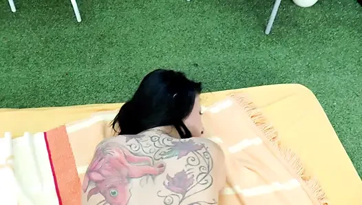 Büyük götlü seksi dövmeli esmer bakış açısıyla sikiliyor