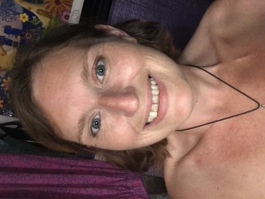 Gece geç saatlerde televizyon izlerken kaslarımla oynuyorum ve piercing takıyorum