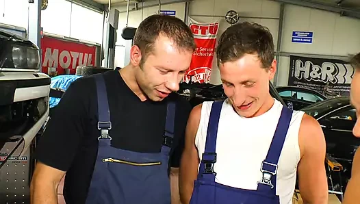 Tamirci arabanızla ilgili sorunu çözer #5