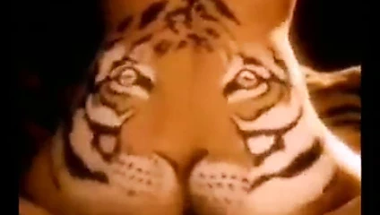 Kaplanı besleyin - horoz yiyen kaplan