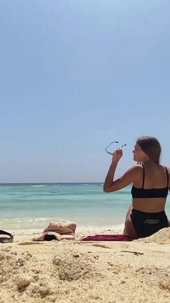 Вернулась в отель, подрочила и кончила от пальцев