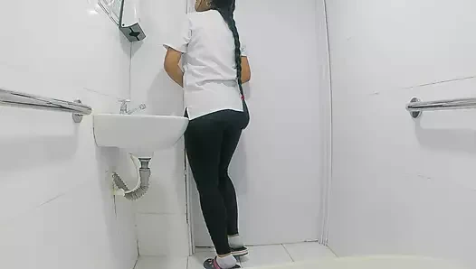 Umumi banyoda amatör kamera hemşireyi işerken yakalıyor (halka açık)