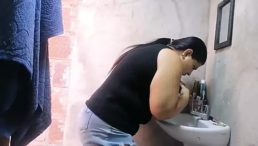 Üvey annemi kıyafetlerini değiştirirken görüyorum, ne büyük göt