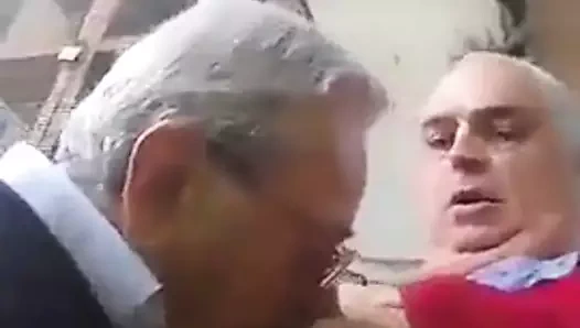 Büyükbaba için eski tombul emzirme