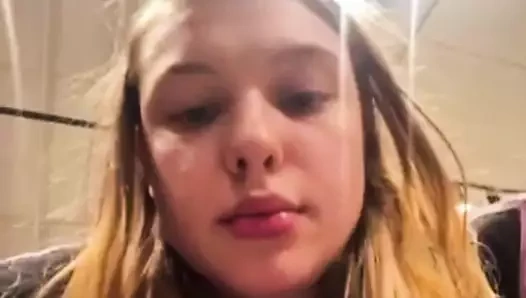 Aşırı akıntıda sikişiyor ve fışkırtıyor