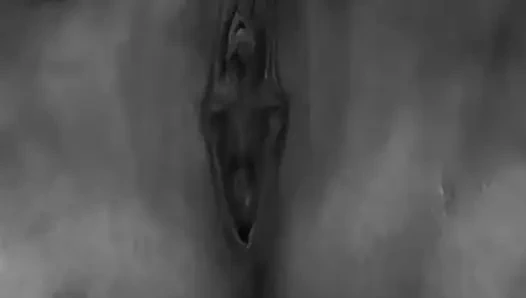 Sıkı iri güzel kadın duşta amcık oyunu.