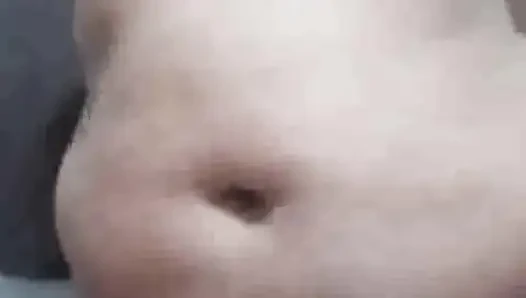 Gel ve iç çamaşırımı çıkarmamı ve seksi gecelikimi büyük kıvrımlı tombul bir zevkle takmamı izle