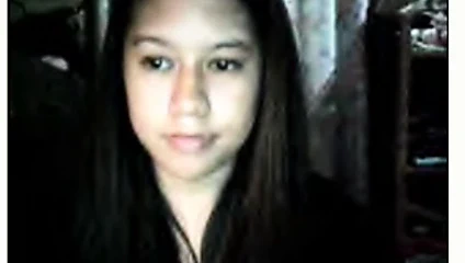 Filipinli bayan dans eden üzerinde web kamerası