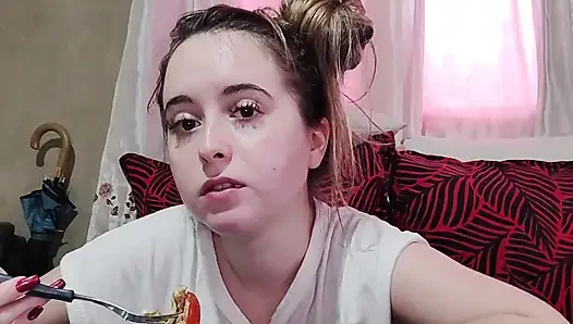 Kirazlı domatesli omletli sandviç yiyor