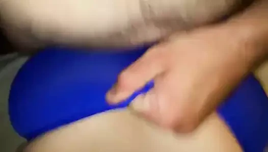 Karımı mavi ağsız külotlu çorabı ile dolduruyorum