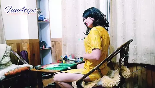 Parmak yalama – güzel sarı elbiseli seksi kız