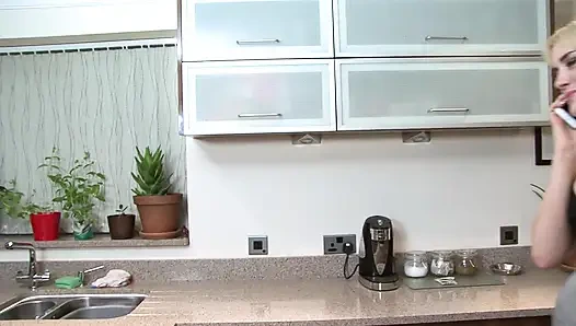 Büyük götlü orta yaşlı seksi kadın mutfakta sert sikiliyor ve dölleniyor