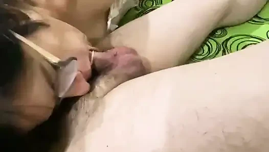 Olgun adam trans kadın kılıklıyla sikişiyor