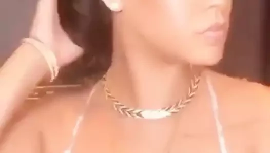 Rihanna (igstory) seksi göğüs dekoltesi