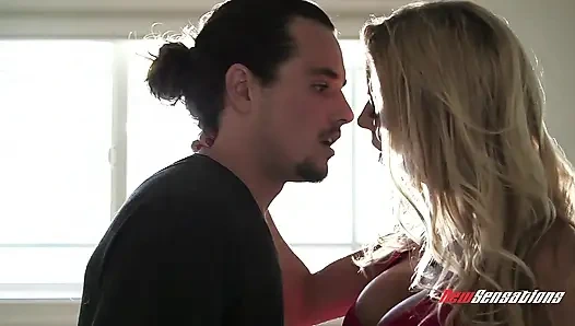 Üvey annem Alexis'in büyük sulu göğüslerini seviyorum