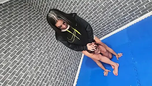 En iyi hatun Alice'in aşırı bacaklarıyla makas dövüşü