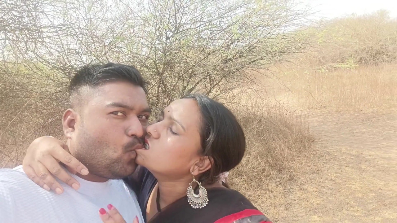 Desi indian Marathi kavita bhabhi fuck with Tatya boyfriend in jungle , riding on dick like whore , give good job in Saree