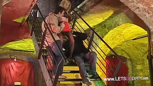 Das blonde Buschloch wird von 2 Hengsten gestopft