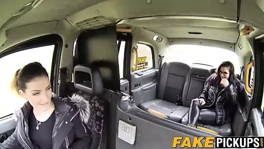 İngiliz taksi MİLF sahip olan bir tat onun busty yolcu