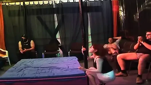 Deneyimli hatun ıslak grup seks partisinin derinliklerinde yumrukla sikiliyor