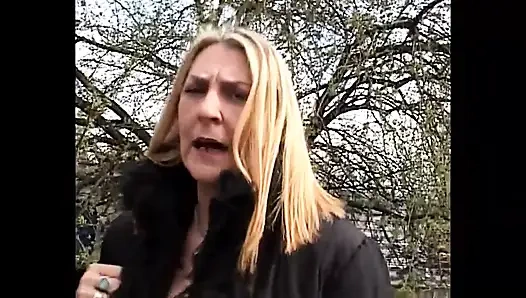 Sert ve kötü adam siyah çoraplı seksi sarışın orta yaşlı seksi kadını çılgınca sikiyor