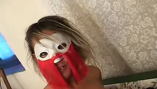 İtalyan amatör kız maskeli sikiliyor