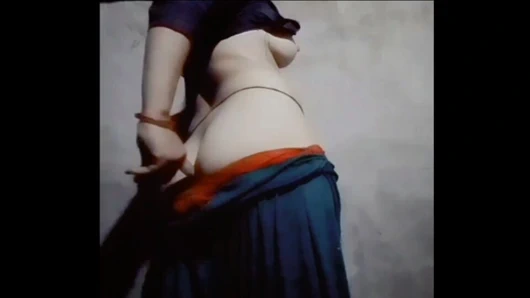 Ateşli seksi Asyalı kız diyor ki: götünü sik beni, lütfen!