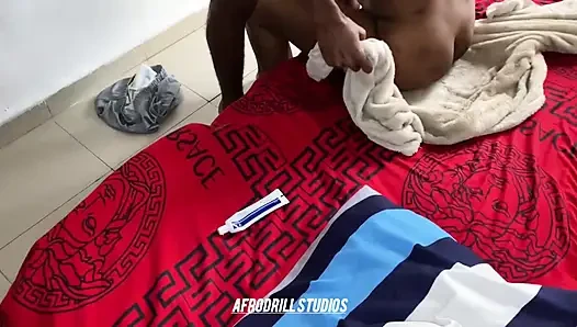 Ev çocuğu hizmetçi sıkı amcığını sikiyor