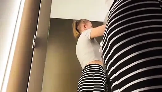 Odada sıkı amcığı parmaklıyor