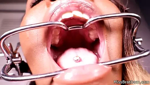 Sıcak bir abanoz hatunun ağzının içinde (fetiş)