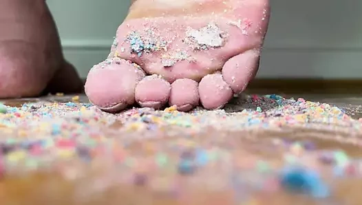 Anne ayaklarıyla tahıl gevreği eziyor