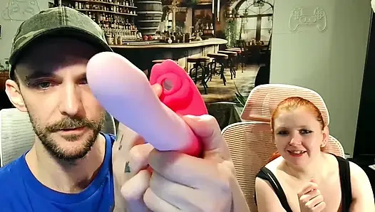Amoochoo 3'ü 1'de emiyor g noktası vibratör dildo kutularını açıp mastürbasyon yapıyor