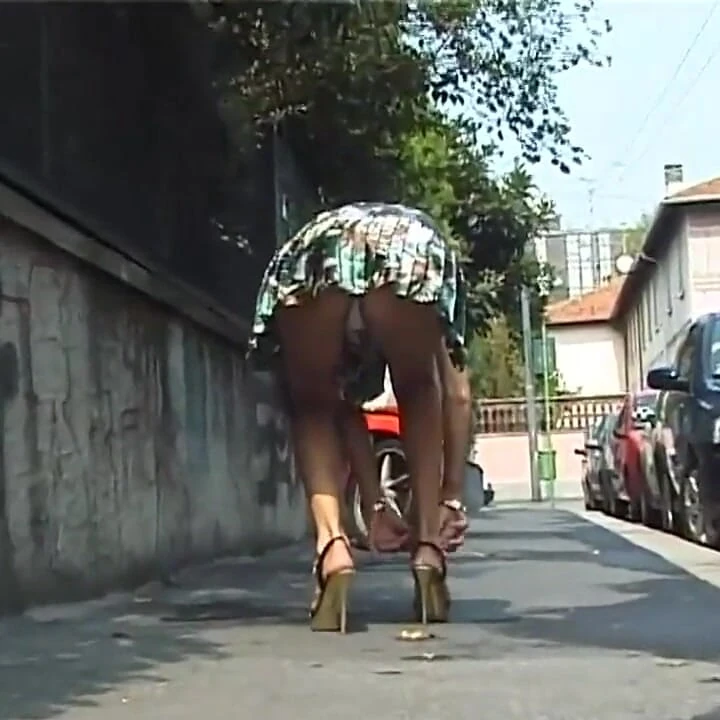 Seksi kız amına dildoyla mastürbasyon yapıyor