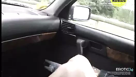 Mutluyum, çünkü ateşli kız arabada yanımda kendini tatmin ediyor