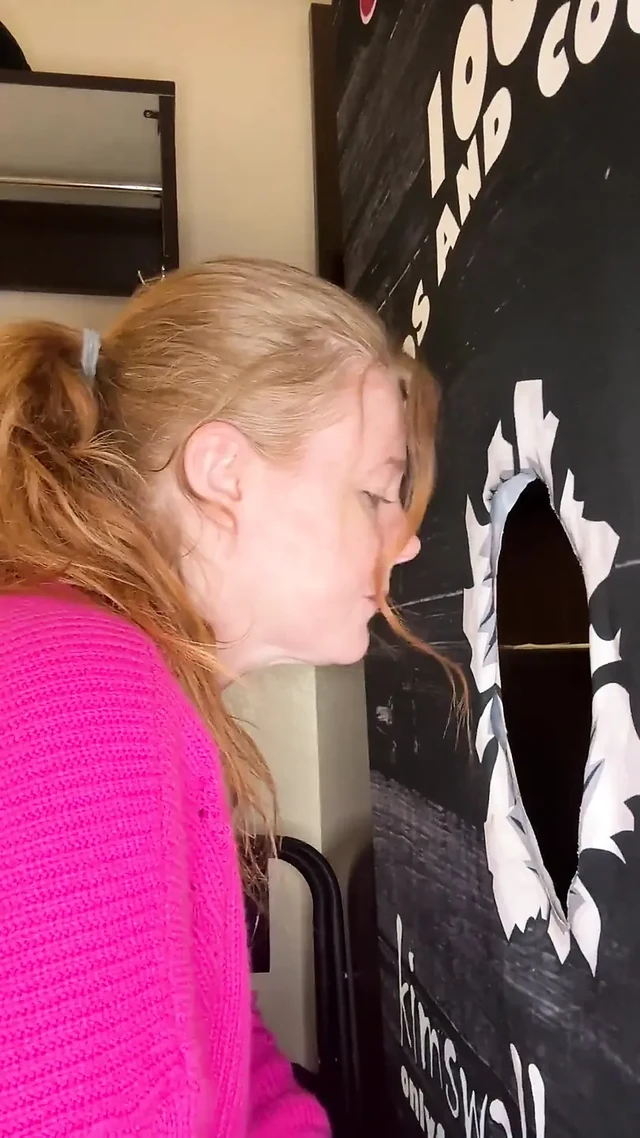 Сексуальная рыжая Kim глотает жизнь к ее имени