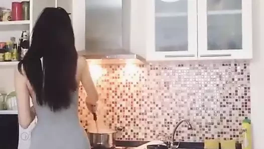 Ladyboy benim için yemek yapıyor