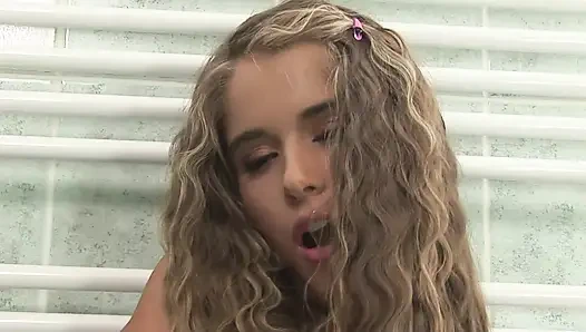 Güzel edepsiz kız kutusu majestic sert sikiş için tamamen açık bekliyor