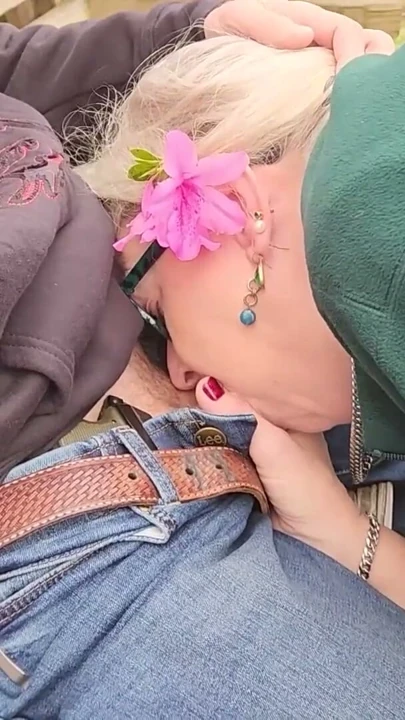 Sıcak MILF BBW Parkta Kıçı Dışarı Çıkık Gezinirken! Yabancıya Ağızla Hizmet Veriyor! | Klip 1