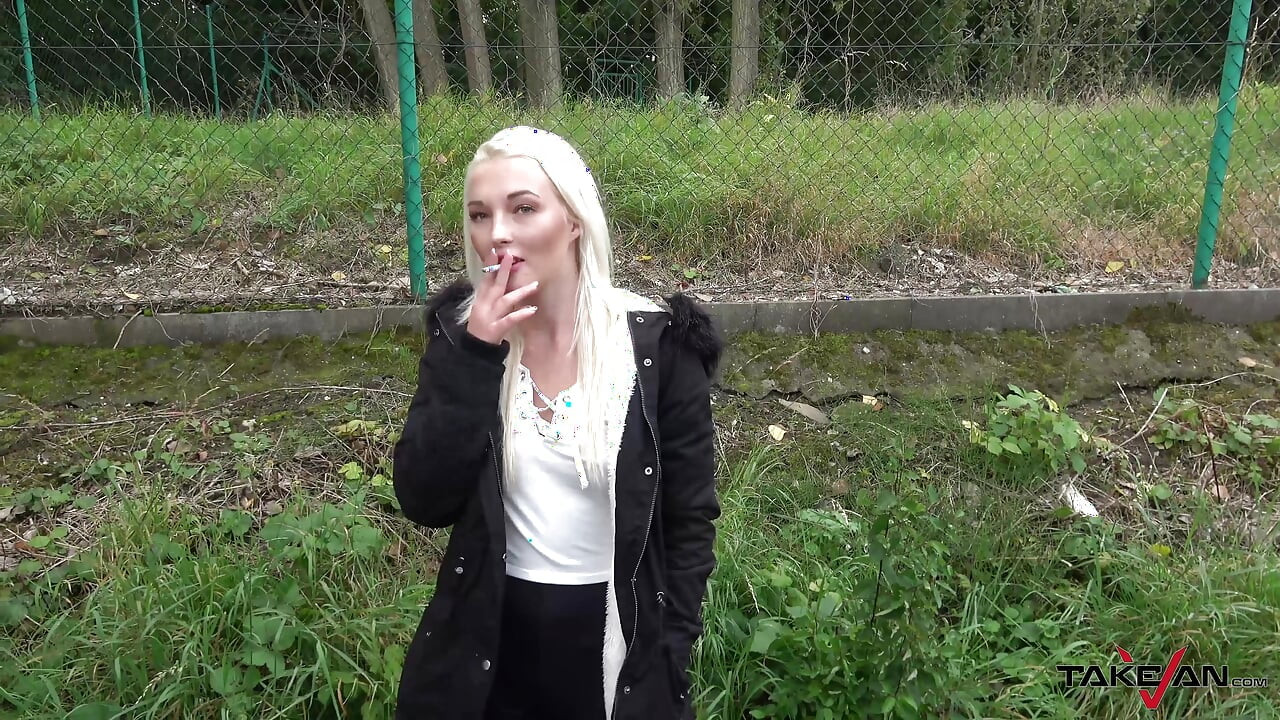 Sarışın kızı alıp götürüp sikiyor ve çıplak halde dışarı atıyor