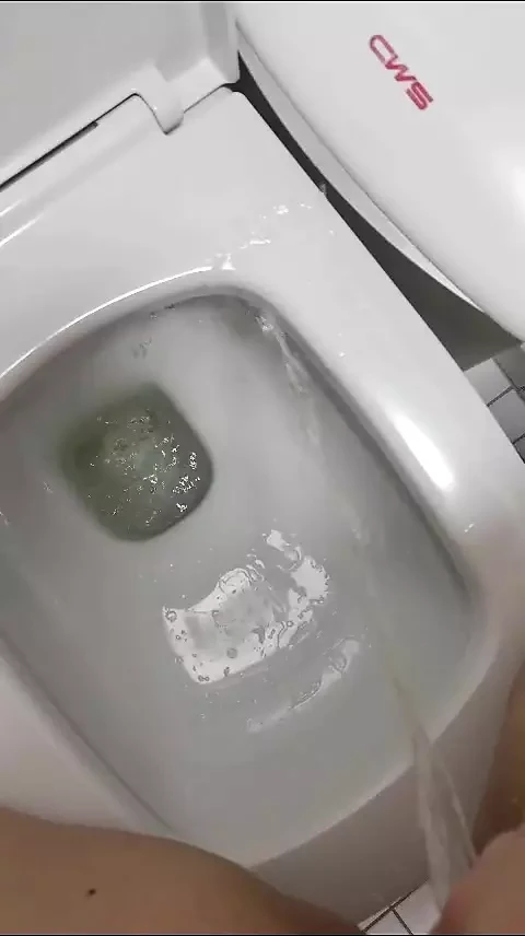 Я заваруху в публичном туалете.