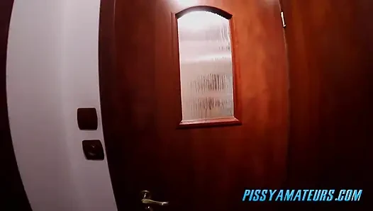 Seksi büyük memeli kız duşta işiyor