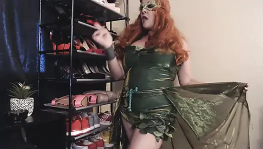 Poison Ivy sigara içiyor