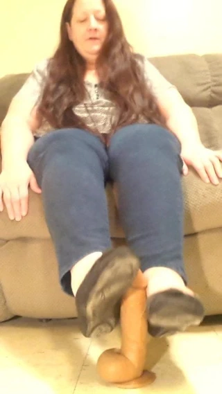 İri güzel kadın ayakları kokluyor