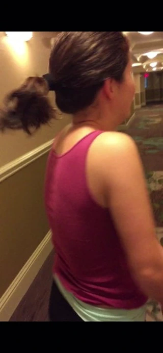 sevimli karısı yanıp sönen içinde otel