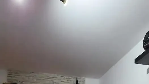 Orta yaşlı seksi kadın amcığını parmaklıyor ve fışkırtarak orgazm oluyor